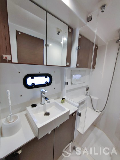 Bali 4.1 - Yacht Charter Sailica