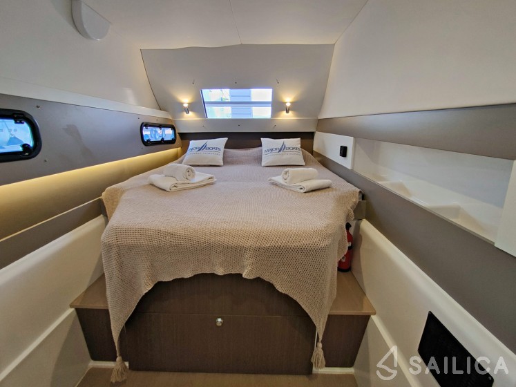 Bali 4.1 - Yacht Charter Sailica