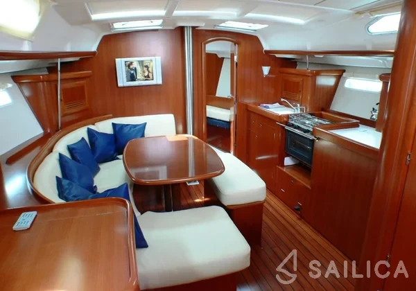 Oceanis 423 - Yacht Charter Sailica