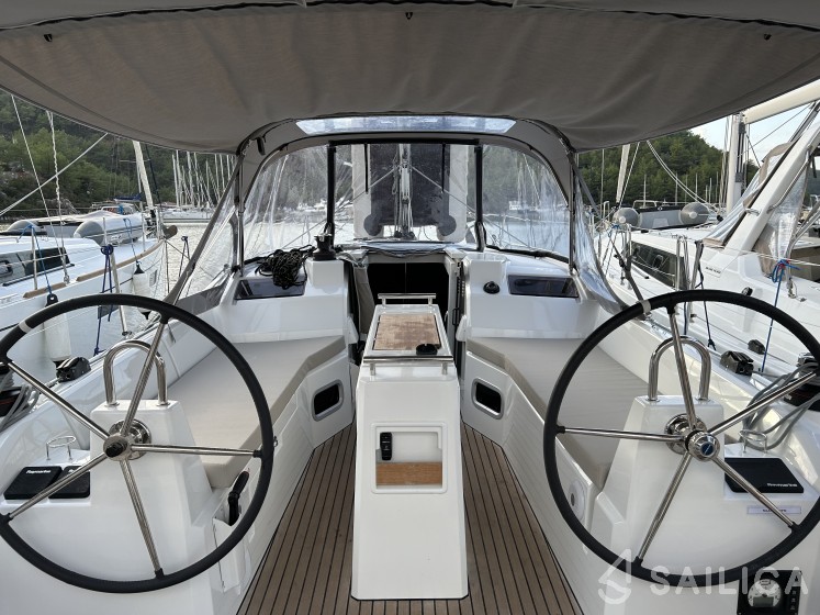 Oceanis 34.1 - Yacht Charter Sailica