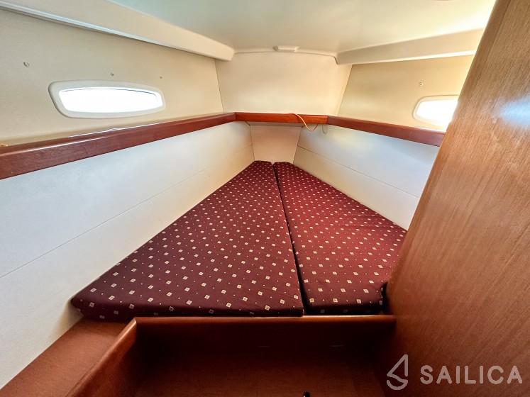 Oceanis 43 - Yacht Charter Sailica