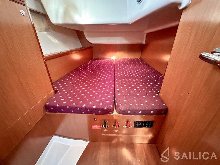 Oceanis 43 - Yacht Charter Sailica
