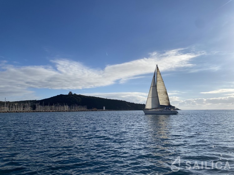 Sun Odyssey 42.2 - Yacht Charter Sailica
