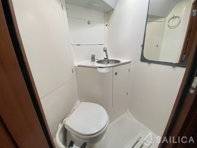 Sun Odyssey 42.2 - Yacht Charter Sailica