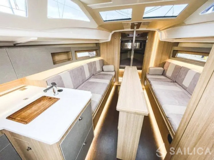 Maxus 34 - Yacht Charter Sailica