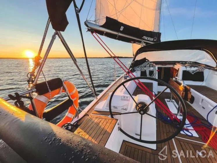 Maxus 34 - Yacht Charter Sailica