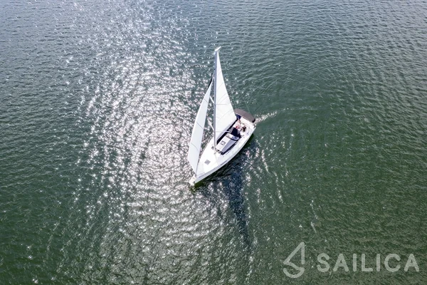 Maxus 34 - Yacht Charter Sailica