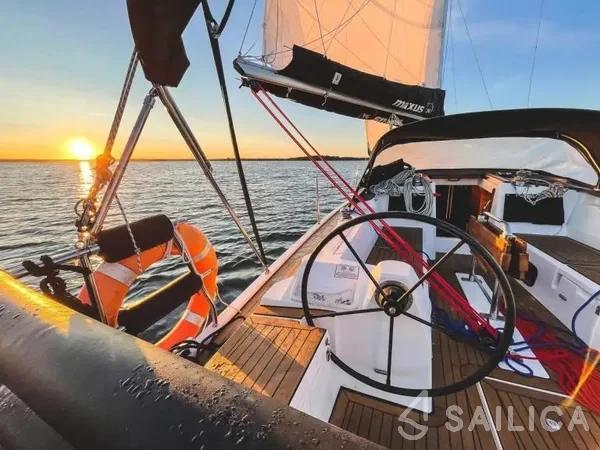 Maxus 34 - Yacht Charter Sailica