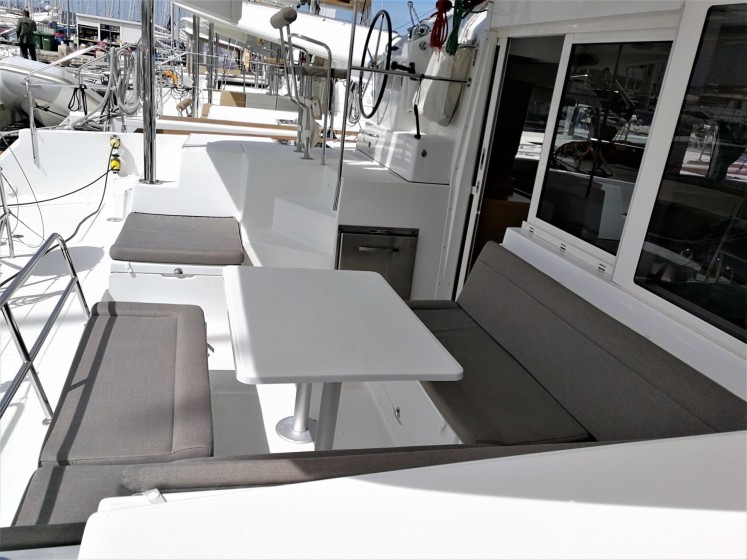 Lagoon 400 S2 - Yacht Charter Sailica