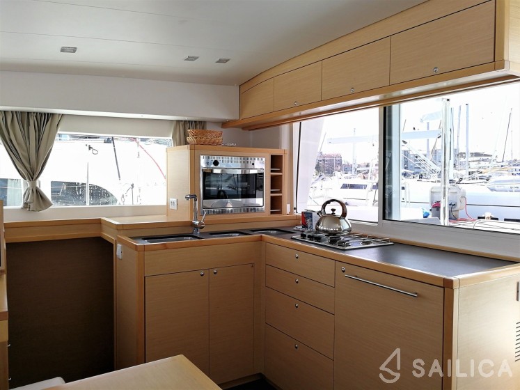 Lagoon 400 S2 - Yacht Charter Sailica
