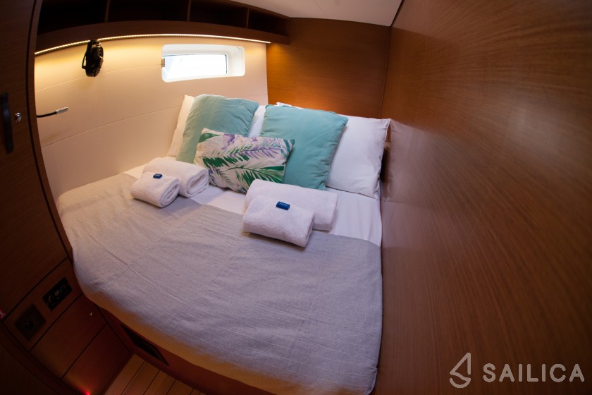 Jeanneau 54 - Yacht Charter Sailica