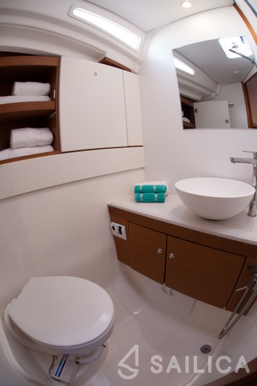 Jeanneau 54 - Yacht Charter Sailica