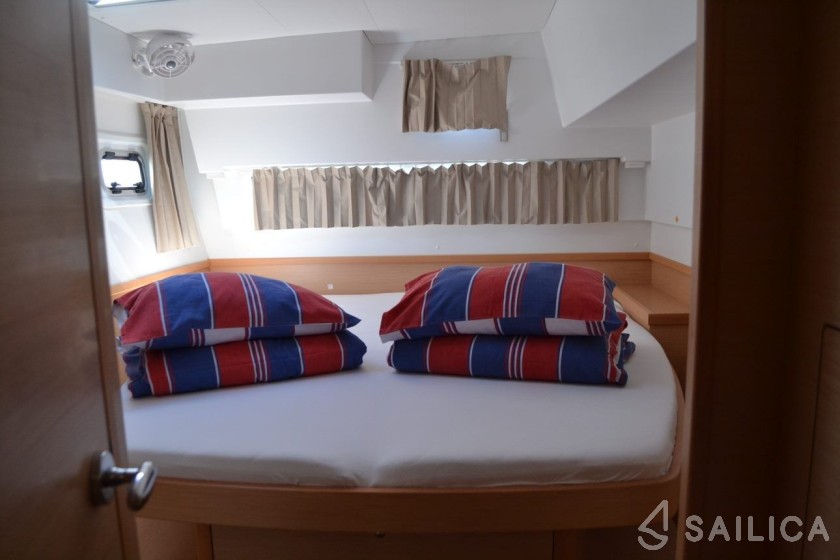 Lagoon 42 - Yacht Charter Sailica