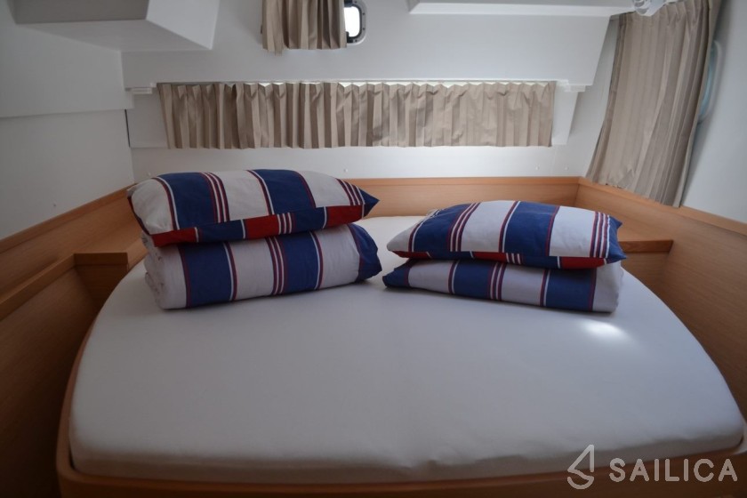 Lagoon 42 - Yacht Charter Sailica