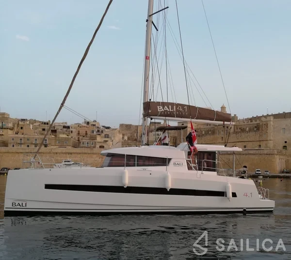 Bali 4.1 - Yacht Charter Sailica