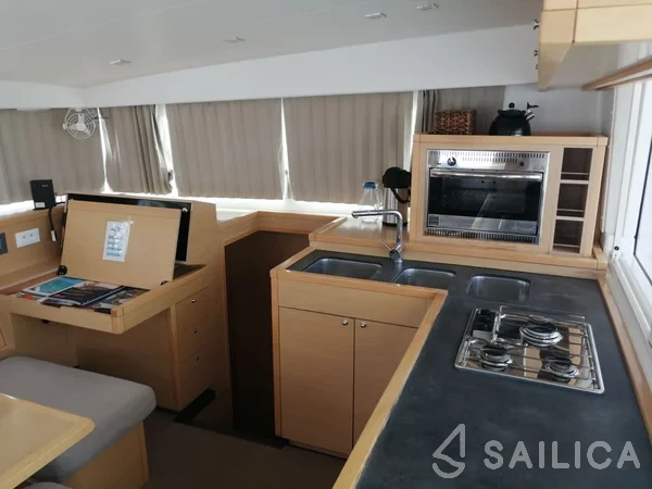 Lagoon 400 S2 - Yacht Charter Sailica
