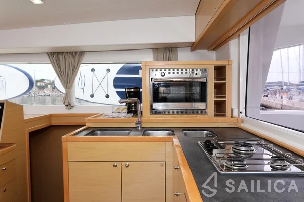 Lagoon 400 S2 - Yacht Charter Sailica