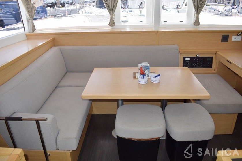 Lagoon 400 S2 - Yacht Charter Sailica