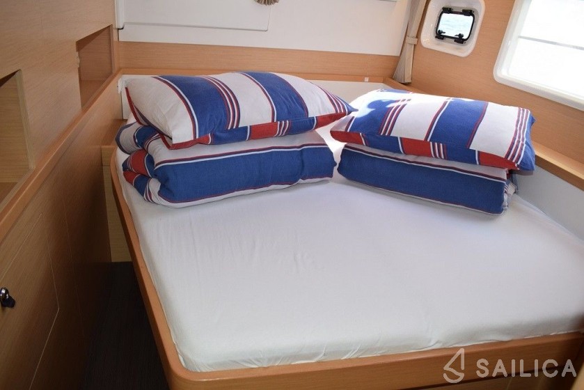 Lagoon 400 S2 - Yacht Charter Sailica