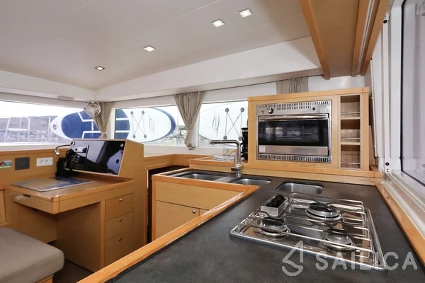 Lagoon 400 S2 - Yacht Charter Sailica