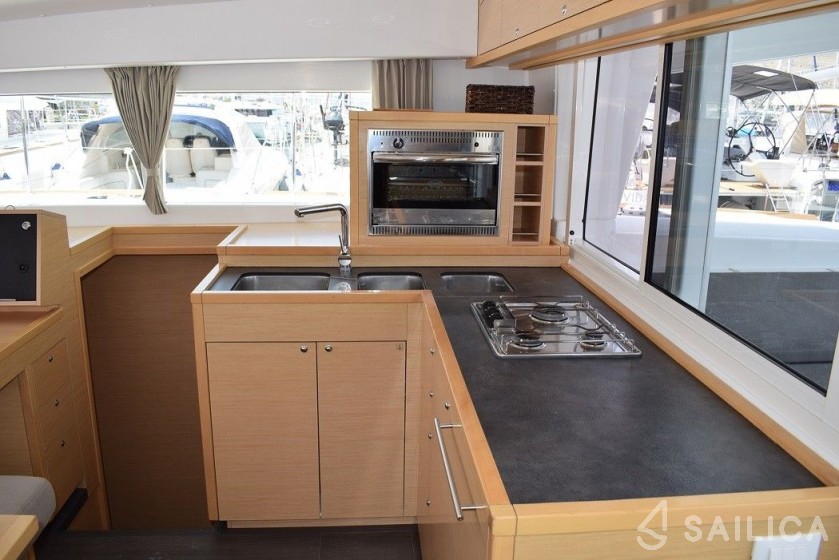 Lagoon 400 S2 - Yacht Charter Sailica