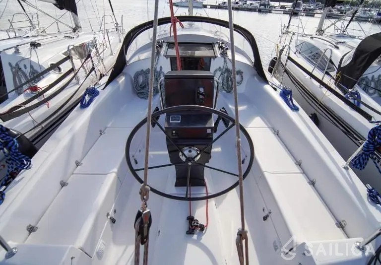 Maxus 33.1 RS - Yacht Charter Sailica