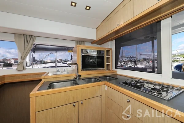 Lagoon 400 S2 - Yacht Charter Sailica
