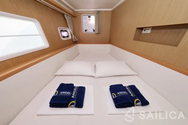 Lagoon 400 S2 - Yacht Charter Sailica