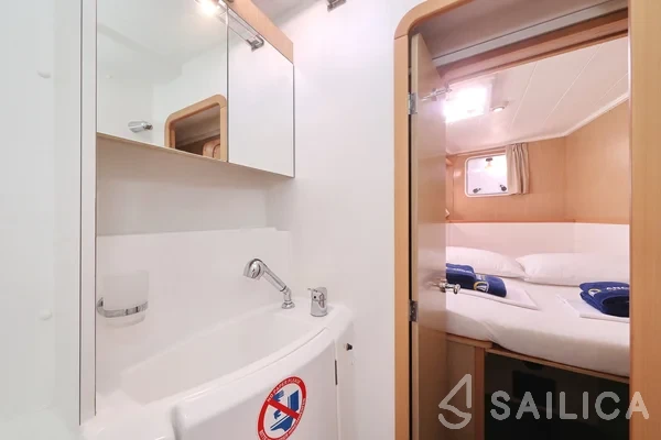 Lagoon 400 S2 - Yacht Charter Sailica