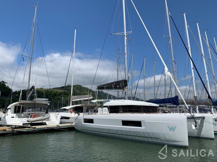 Lagoon 40 - Yacht Charter Sailica