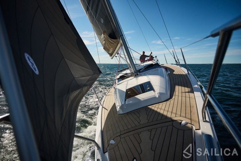 Maxus 35 - Yacht Charter Sailica