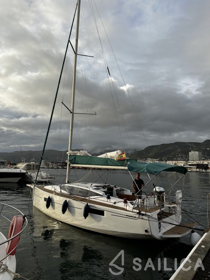 Maxus 35 - Yacht Charter Sailica