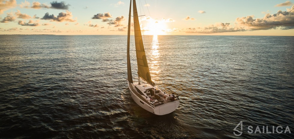 Maxus 35 - Yacht Charter Sailica
