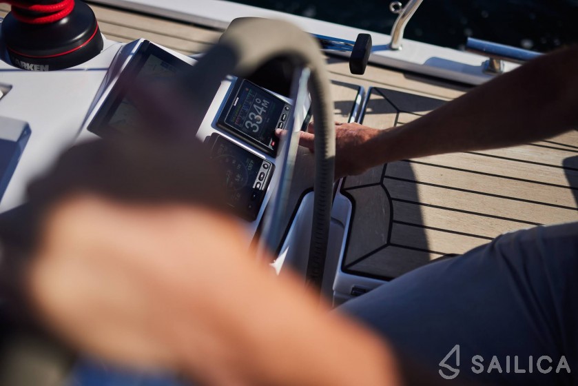 Maxus 35 - Yacht Charter Sailica