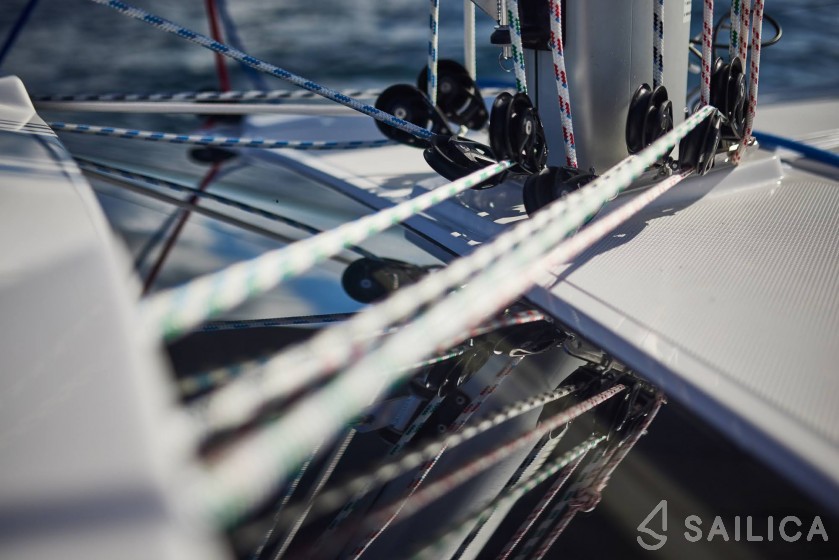 Maxus 35 - Yacht Charter Sailica
