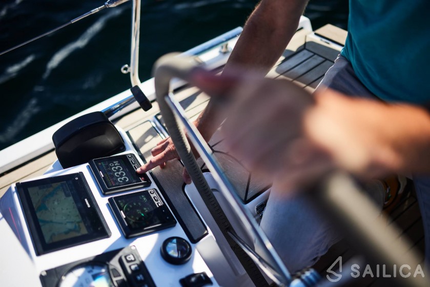 Maxus 35 - Yacht Charter Sailica