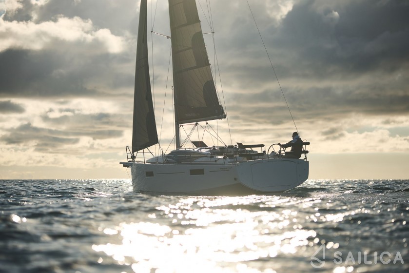 Maxus 35 - Yacht Charter Sailica