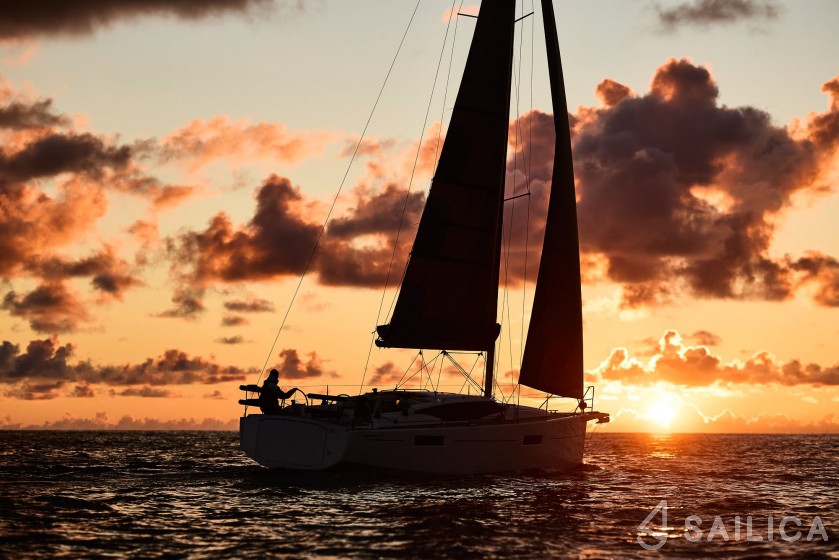 Maxus 35 - Yacht Charter Sailica