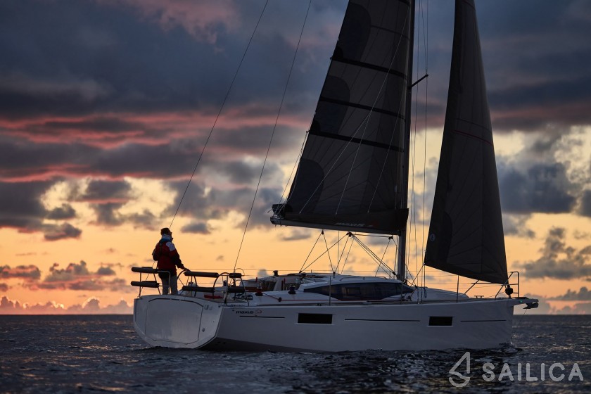 Maxus 35 - Yacht Charter Sailica