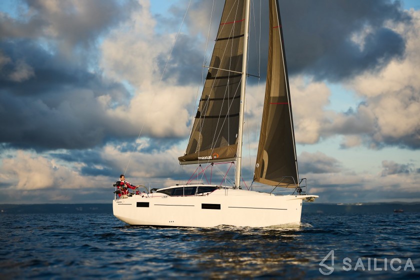 Maxus 35 - Yacht Charter Sailica