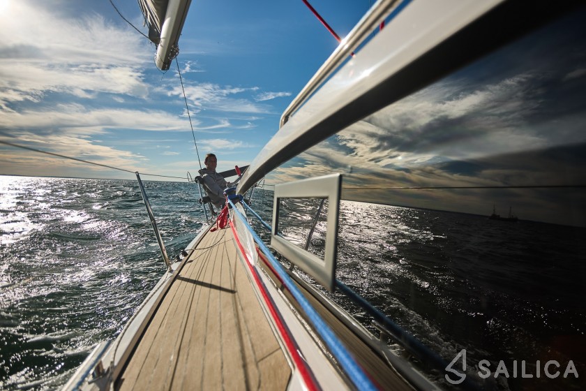 Maxus 35 - Yacht Charter Sailica