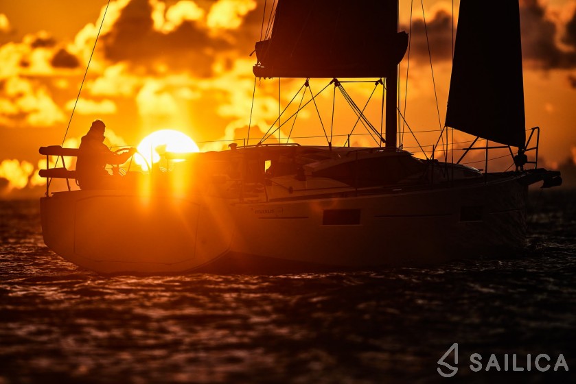 Maxus 35 - Yacht Charter Sailica