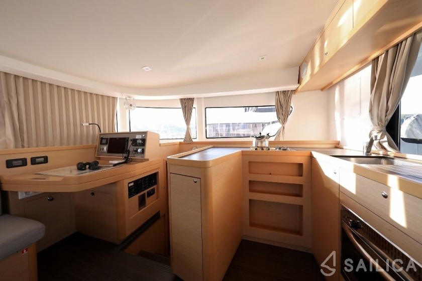 Lagoon 42 - Yacht Charter Sailica