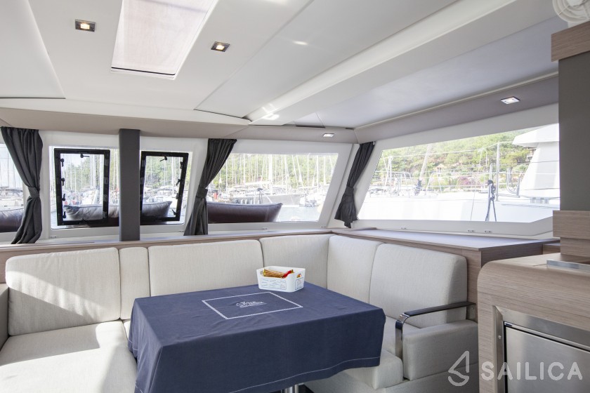 Isla 40 - Yacht Charter Sailica