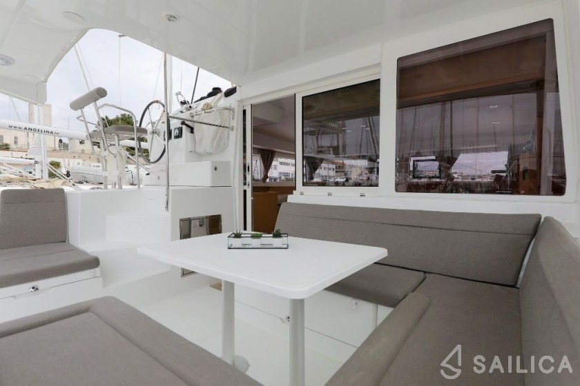 Lagoon 400 S2 - Yacht Charter Sailica