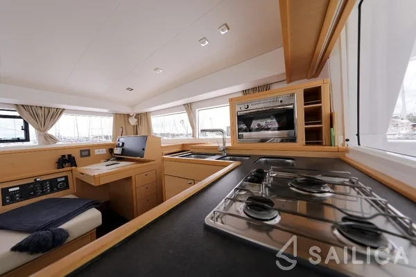 Lagoon 400 S2 - Yacht Charter Sailica