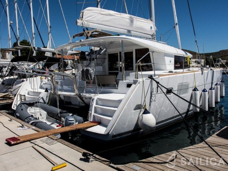 Lagoon 400 S2 - Yacht Charter Sailica