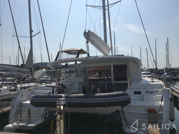 Lagoon 400 S2 - Yacht Charter Sailica