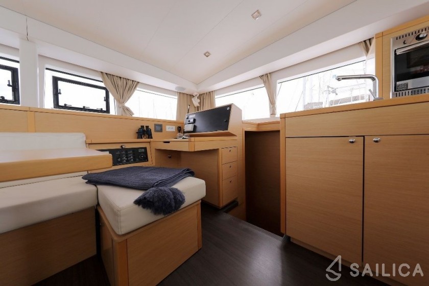 Lagoon 400 S2 - Yacht Charter Sailica