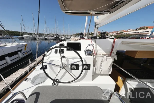 Lagoon 400 S2 - Yacht Charter Sailica